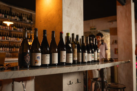 Barra de restaurante con botellas de vino de vanguardia