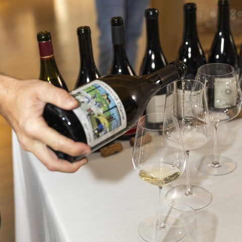 Cata de vinos de Vins Des Dieux en la mesa de un restaurante