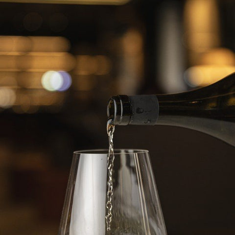 Servicio de vino en sala, vertido en copa